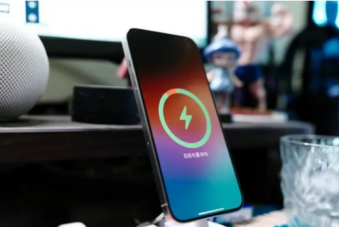 保定苹果15换屏服务分享用什么充电器给iPhone15充电更好 